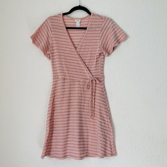 Caution to the Wind Dress Women M Pink White Faux Wrap Stretch Mini Trad Wife - Picture 1 of 7